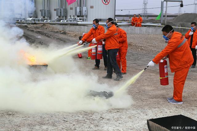 恐怖如斯！員工救火用嘴吹，造成19人死亡，工廠被吹倒閉
